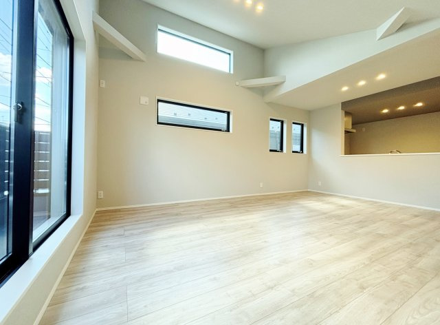 練馬区桜台4丁目 全2棟 B号棟の居間・リビング|家の中心でもあるLDKは18.3帖の開放感
勾配天井+多面開口の明るく快適な家族団らんスペースです
足元には床暖房を設置しています