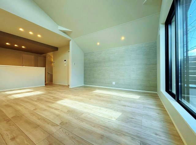 練馬区桜台4丁目 全2棟 B号棟の居間・リビング|18.3帖の開放感あふれるLDK
壁面にはアクセントクロスを施し空間に奥行きを演出
大きな掃出さし窓から心地よい陽射しが差し込みます
明るく快適な家族団らんスペースです