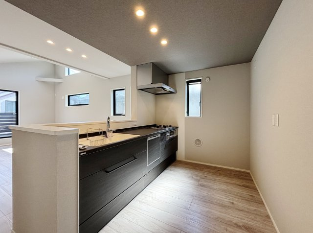 練馬区桜台4丁目 全2棟 B号棟のキッチン|人気の対面キッチンはリビングを眺めながらお料理ができます
家事効率が上がるハイスペックなキッチン
食器洗乾燥機、浄水器、ガラストップコンロが標準装備です