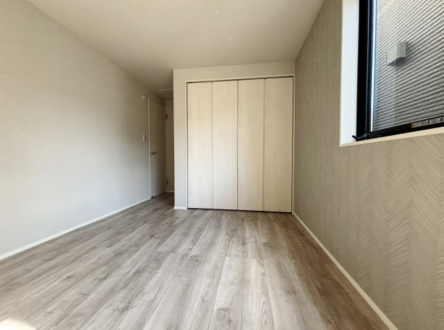 練馬区桜台4丁目 全2棟 B号棟の洋室|1階6帖洋室は壁面ワイドな収納が魅力的です
2面開口の明るく快適なお部屋です