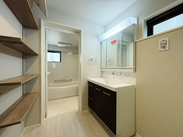 練馬区桜台4丁目 全2棟 B号棟の独立洗面台|使いやすい三面鏡の洗面台
鏡裏やベースキャビネットなど収納が豊富です
広々とした洗面室はお子様との入浴にも便利です
洗面室には便利な棚を設けてます
可動棚なのでお好みの収納にできます
