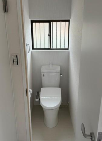南野１丁目　中古一戸建てのトイレ|温水洗浄便座
■物件内覧・資金計画相談・住宅ローン相談、リフォーム相談、お問合せ受付中■
※当日・翌日のご内覧、ご相談はお電話でのお問合せがスムーズです！