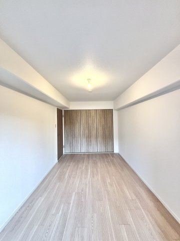 メゾン千里丘K棟の洋室