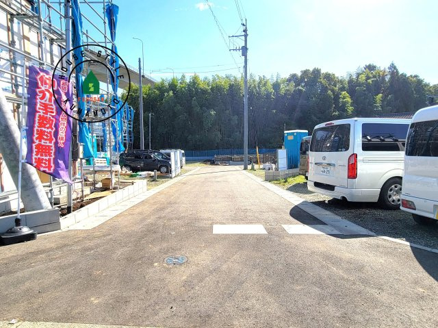 菊池郡大津町大字下町第2-3棟(2号棟)の前面道路含む現地写真|前面道路は閑静な住宅地をはしる車通りの少ない道路。お車の出し入れが苦手なママや小さなお子様にも安心ですね。しっかり舗装もされているので、ベビーカーや自転車で通っても快適に通行できます。