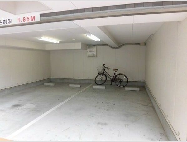 グランパシフィック十三の駐車場