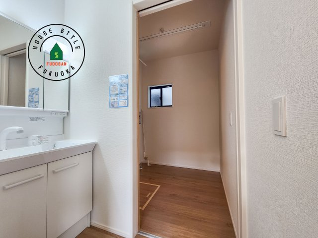 小郡市大保第4-2棟（1号棟）の内観：施工例|ゆとりの洗面スペースで朝の身支度もスムーズに。暮らしを快適に変えるシャワー付洗面台です！