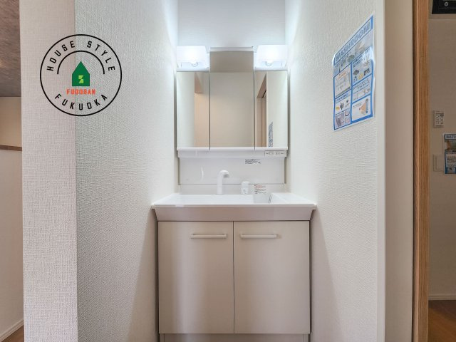 小郡市大保第4-2棟（1号棟）の内観：施工例|毎日使うものだから清潔な空間を保ちたい水回り。洗面にはそんな願いを解消させてくれる収納アイデアが満載です。三面鏡の裏側にはキャビネットが現れ小物から背の高い物まで収納できます。