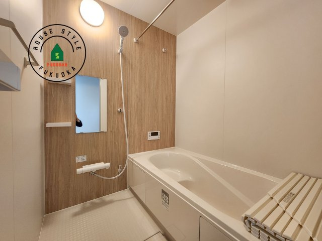 小郡市大保第4-2棟（1号棟）の内観：施工例|1日の疲れを癒してくれる広々バスルーム。雨の日のお洗濯にも大活躍な浴室乾燥機付です！