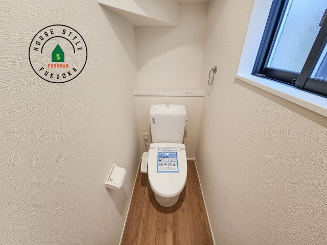 小郡市大保第4-2棟（1号棟）の内観：施工例|温水洗浄便座を完備しております。2ヶ所にトイレがあるのは朝の慌ただしい時間も安心です。