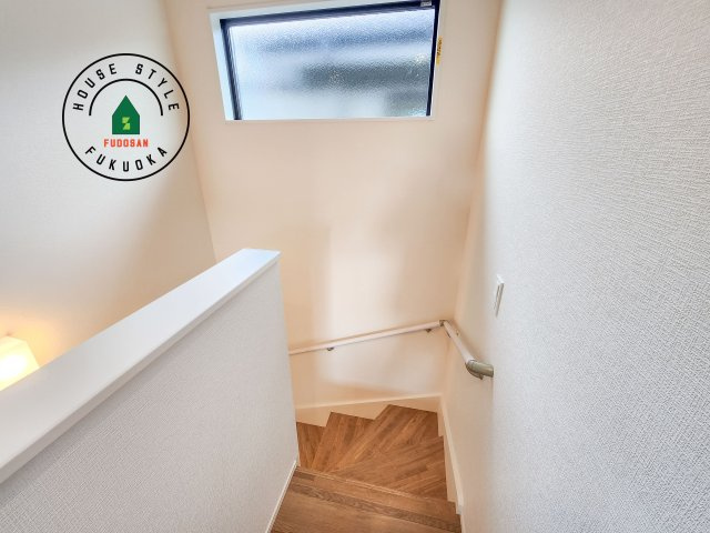 小郡市大保第4-2棟（1号棟）の内観：施工例|階段からも明るい光が入ります。採光や通風も階段の重要な役割です。