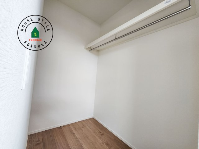 小郡市大保第4-2棟（1号棟）の内観：施工例|洋服や大きな荷物が多い方や人数の多いご家族などは、一般的なクローゼットよりもウォークインクローゼットのほうが使い勝手が良いです。