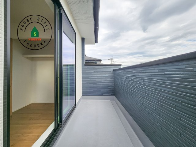 小郡市大保第4-2棟（1号棟）の外観：施工例|風をしっかりと感じられるバルコニーでは、毎日が洗濯日和です。広々としているので洗濯も楽しくなるでしょうし、気分転換にバルコニーからの眺めを楽しむのもいいでしょう。