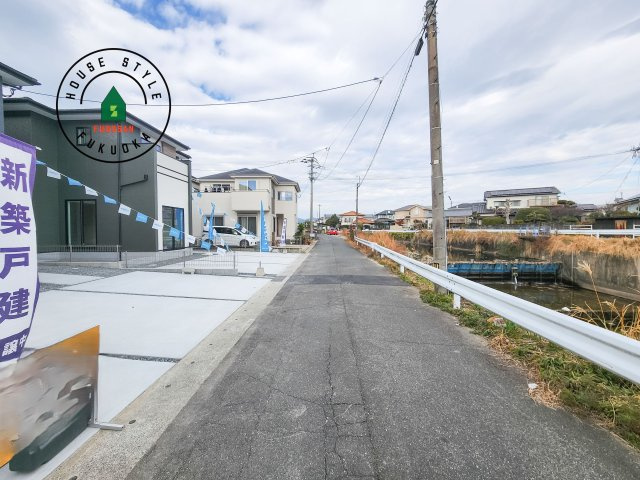 小郡市大保第4-2棟（1号棟）の前面道路含む現地写真|前面道路は閑静な住宅地をはしる車通りの少ない道路。お車の出し入れが苦手なママや小さなお子様にも安心ですね。しっかり舗装もされているので、ベビーカーや自転車で通っても快適に通行できます。