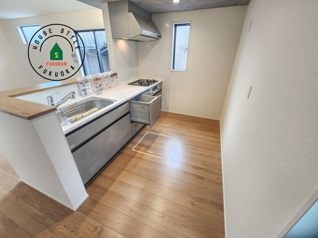 小郡市大保第4-2棟（1号棟）の内観：施工例|ダイニングテーブルへの配膳がラクラク、お料理はかどるカウンター付きシステムキッチン！