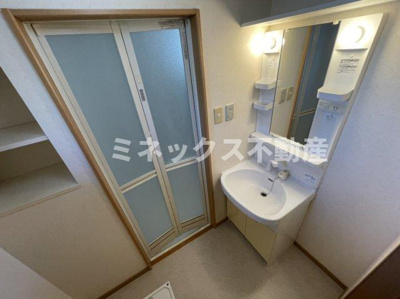 【独立洗面台】 | アミリアコート | 同タイプのお部屋の写真。現況を優先します。