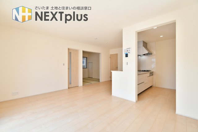 上尾市小敷谷第2全11棟　4号棟の居間・リビング|16.2帖超の広々LDK。隣接する和室の扉を開ければ、さらに開放的な大空間が広がります。キッチンから全体を見渡せるため、お子様の遊ぶ姿を見守りながら、家族の絆が深まる穏やかな時間を過ごせる設計です。