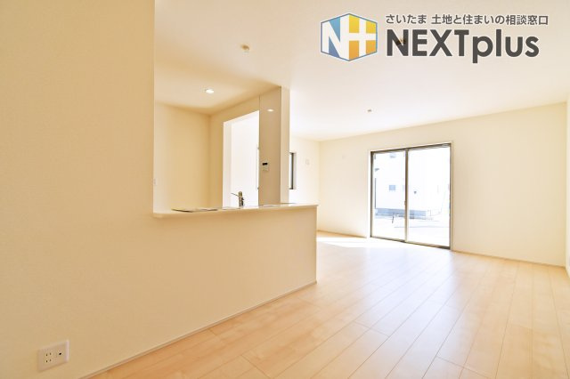 上尾市小敷谷第2全11棟　4号棟の居間・リビング|南側からの明るい陽射しが室内の隅々まで届く陽だまりのリビング。木の温もりを感じるナチュラルな内装は、どんな家具とも相性◎！開放感あふれる窓の外には、ゆとりのある暮らしがイメージできる風景が広がります。