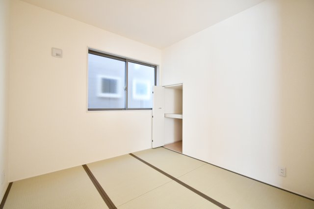 上尾市小敷谷第2全11棟　4号棟の和室|静かにくつろげる4.5帖の和室。押入収納付きで、来客用の寝具やお子様のおもちゃもスッキリ片付きます。窓からの安定した採光が、畳の温もりをより一層引き立てる心落ち着く一室です。