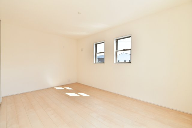 上尾市小敷谷第2全11棟　4号棟の洋室|洋室①：8.6帖超のゆとりが、心からの休息を叶える主寝室。大きなベッドを置いても余裕の広さで、バルコニーへ続く窓からは心地よい光と風が入り込みます 。一日の始まりと終わりを優雅に彩る自慢の空間です。