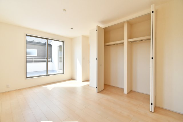 上尾市小敷谷第2全11棟　4号棟の洋室|洋室①：大型クローゼット付きで、衣類もスッキリ。バルコニーへ直接出られるため、起きてすぐに布団を干せるスムーズな家事動線も魅力です。広さと機能性が共鳴し、理想のライフスタイルをカタチにする一室。