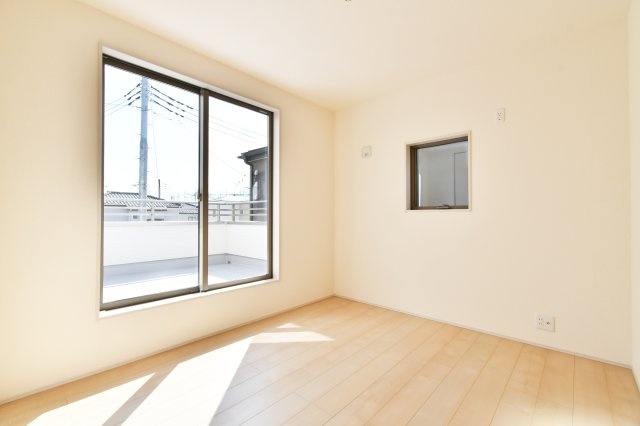 上尾市小敷谷第2全11棟　4号棟の洋室|洋室②：大きな窓から陽光が降り注ぐ、明るい5.33帖の洋室。子供部屋や趣味の空間にもおすすめで、窓の外に広がる開放感が部屋をより広く見せてくれます。心地よい風が通り抜ける健康的な一室です。