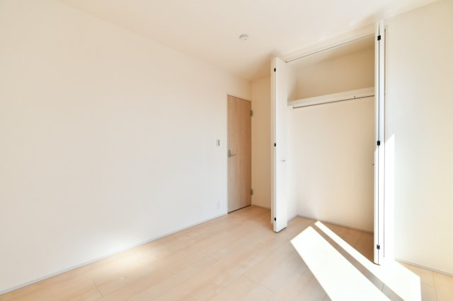 上尾市小敷谷第2全11棟　4号棟の洋室|洋室②：クローゼット付きで、限られた空間を有効に使える賢い設計です。衣類や荷物をスッキリ収納できるため、お部屋はいつでも広々。バルコニーへの動線も良く洗濯物を取り込んでそのまま収納できる機能美が魅力。