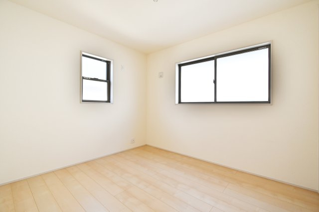 上尾市小敷谷第2全11棟　4号棟の洋室|洋室③：2面の窓から光が入り込む、明るく爽やかな5.25帖の洋室。北側の居室ながら暗さを感じさせず、集中力を高めるワークスペースや子供部屋にもおすすめ。心地よい風が通り抜ける快適な設計です。