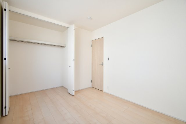上尾市小敷谷第2全11棟　4号棟の洋室|洋室③：クローゼット付きで、5.25帖の空間を最大限に活用できる一室。衣類や私物をスッキリ収納できるため、お気に入りの家具を置く余裕も生まれます。自分らしい暮らしをカスタマイズできるプライベート空間。