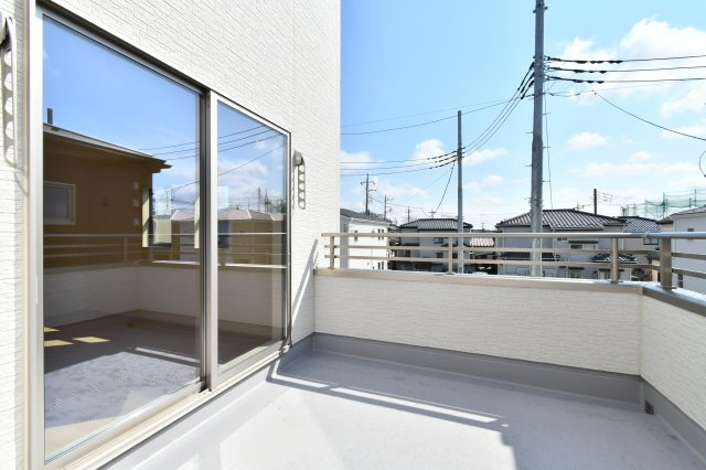 上尾市小敷谷第2全11棟　4号棟のバルコニー|急な雨でも安心なインナーバルコニー。2部屋から出入りできるワイドな設計で、洗濯物も一度にたくさん干せます。奥行きがあるため、椅子を置いて夕涼みを楽しむなど、プライベートな屋外空間としても重宝します。