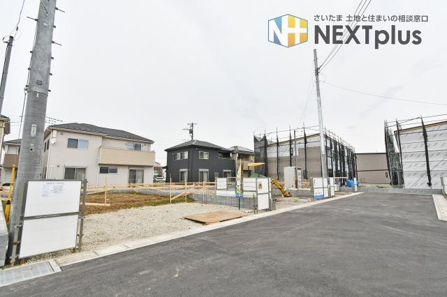 上尾市小敷谷第2全11棟　4号棟の前面道路含む現地写真