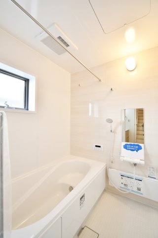 上尾市小敷谷第2全11棟　4号棟の浴室|ゆったり寛げる一坪サイズのバスルーム。雨の日の洗濯に重宝する浴室乾燥機付き。水はけの良い床材や、追い焚き機能など、日々の疲れを癒やす充実の設備。窓付きで換気がしやすく、掃除も快適です。