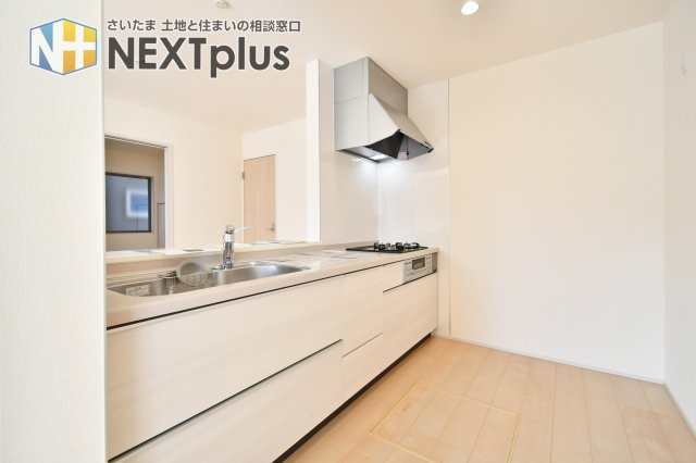 上尾市小敷谷第2全11棟　4号棟のキッチン|料理中もリビングまで見渡せる対面式キッチン。足元までしっかり使えるスライド収納は、重い鍋の出し入れもスムーズです。床下収納や広い調理スペースを備え、毎日の家事を効率化する機能美が詰まっています。