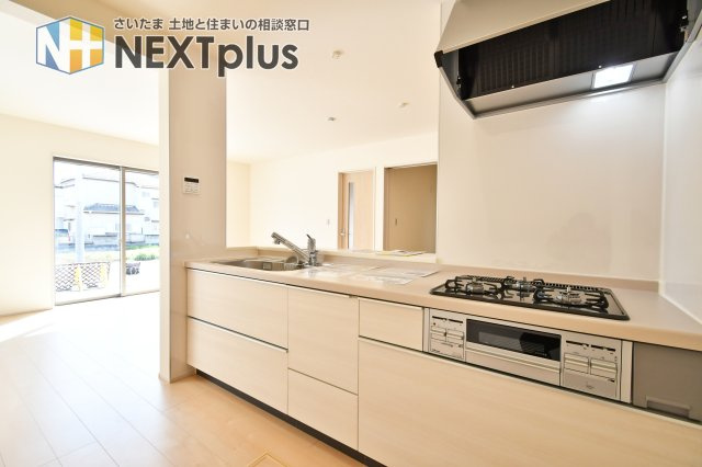 上尾市小敷谷第2全11棟　4号棟のキッチン|キッチンからリビングまで見渡せる開放的な設計。三口コンロやワイドシンク付きで、家族との会話を楽しみながら料理ができる特等席です。