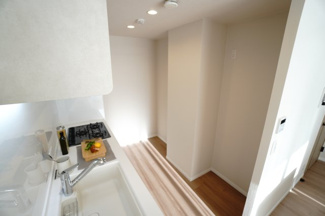 【キッチン】 | 【上質リノベ】舟入中町パーク・ホームズ | 【キッチンルーム】
通路幅にゆとりを持たせた、動きやすいレイアウト。
背面側には冷蔵庫や収納棚を置いても余裕があり、
家事の流れをスムーズに整える設計です。
光が入る明るいキッチンスペースです。