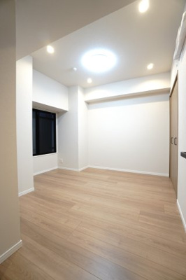 【洋室】 | 【上質リノベ】舟入中町パーク・ホームズ | 【洋室約6.5帖】
心と体をゆったりと安らげる主寝室。
寝室のゆとりが大きい分だけ、
暮らしの安らぎは深まります。
一日の疲れを癒すだけでなく、
ご夫婦の親密な語らいを紡ぎ出します。