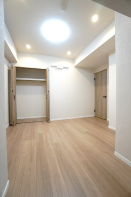 【洋室】 | 【上質リノベ】舟入中町パーク・ホームズ | 【洋室約6.5帖】
どんな家具や敷物でも部屋に馴染みやすく、
コーディネートがし易そうですね。
配置も柔軟に対応できるので身の回りの整理もし易い！
自分好みの空間に出来そうですね！