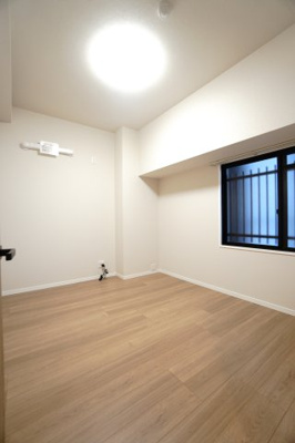 【洋室】 | 【上質リノベ】舟入中町パーク・ホームズ | 【洋室約5.7帖】
居室にはクローゼットを完備。
自由度の高い家具の配置が叶うシンプルな空間です。
お子様の成長と人数と共に必要になる
子供部屋にもぴったりの間取りですね。