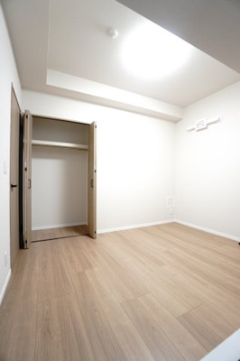 【洋室】 | 【上質リノベ】舟入中町パーク・ホームズ | 【洋室約5.7帖】
こども部屋をコーディネート！このぐらいの広さがあれば、 
お子さんの好きな色やモチーフを使ったコーディネートで、
勉強もお片付けも全部楽しいお気に入りの空間にしていけそうですね！