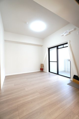 【洋室】 | 【上質リノベ】舟入中町パーク・ホームズ | 【洋室約6.0帖】
在宅勤務・リモートワークの書斎や、
趣味やくつろぎのスペースとしても。
家族と一緒に楽しい時間を過ごす中にも、
一人でくつろげる時間と場所は特に良いですね。