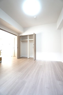 【洋室】 | 【上質リノベ】舟入中町パーク・ホームズ | 【洋室約6.0帖】
将来、ライフスタイルや家族構成が変わった時等、
第2子供部屋としても活用できそうですね！
勿論、壁掛けエアコンも取付が出来ますので、
快適な居室環境で過ごせそうです！