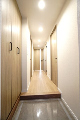 【玄関】 | 【上質リノベ】舟入中町パーク・ホームズ | 【玄関ホール】
人を迎え入れる最初の場所だからこそ、
清潔感があり纏まった空間にして頂ける様に
大型シューズBOXを設置。
照明はオートライト。消し忘れや
出入りが暗くならなく済みます！