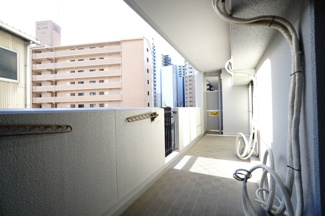 【バルコニー】 | 【上質リノベ】舟入中町パーク・ホームズ | 【バルコニー】
リビング全面が接するワイドバルコニー。
前面の建物が邪魔することなくよく陽が当たり、お洗濯物もすぐ乾きそう！
この位の広さがあると、エアコン室外機を置いても十分なスペースを保てます。