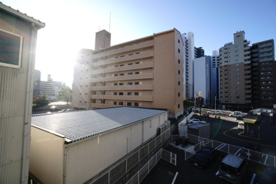 【展望】 | 【上質リノベ】舟入中町パーク・ホームズ | 【四季を感じる】
四季の移ろい・爽やかな青空や風を感じられ
自然を愉しめるパノラマビュー。
毎日の暮らしに余裕を感じさせてくれる、
遮る物の無い開放的な眺望を是非、ご堪能ください。