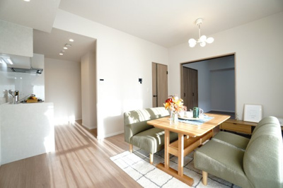 【居間・リビング】 | 【上質リノベ】舟入中町パーク・ホームズ | 【約11.8帖LDK】
今回のリノベテイストは“グレージュモダン”。
淡い木目とやわらかな光が調和し、居心地のよい上品な空間に仕上がっています。
光の移ろいとともに表情を変える、穏やかなリビング。