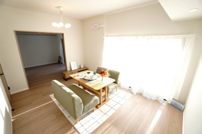 【居間・リビング】 | 【上質リノベ】舟入中町パーク・ホームズ | 【約11.8帖LDK】
大きな窓から光が差し込み、室内にやわらかな陰影を描きます。
グレージュトーンの床と建具が上品に調和し、
どの角度から見ても心地よさを感じる穏やかな空間です。