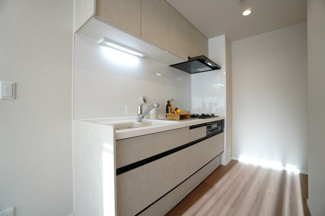 【キッチン】 | 【上質リノベ】舟入中町パーク・ホームズ | 【キッチンルーム】
凛とした直線の中に、やわらかな時間がある。
グレージュの色調が料理の手元までも上品に見せ、
やさしい光が壁面に陰影を描きます。
静けさの中で整う、心地よいキッチン空間です。