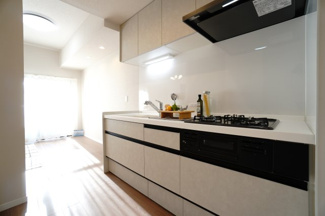 【キッチン】 | 【上質リノベ】舟入中町パーク・ホームズ | ☆キッチンの特徴☆
・クリナップ社製
・アクリストンワークトップ
・浄水器一体型ハンドシャワー水栓
・一度に5人分食器洗い乾燥機は後付け可能
・フラットスリムレンジフード
・換気扇幕板が他の面材と同色