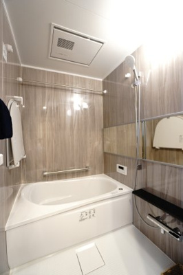 【浴室】 | 【上質リノベ】舟入中町パーク・ホームズ | 【バスルーム】
TOTO社製RWシリーズは
「ゆるリラ浴槽」「カラリ床」で独自の技術によりバスタイムを
よりよく演出してくれます！
更に、浴室暖房乾燥機が標準設備！
お手入れが楽なシステムバスです。