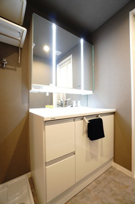 【独立洗面台】 | 【上質リノベ】舟入中町パーク・ホームズ | 【コスメカウンター】
Panasonic社製！
「美ルックツインラインLED照明」は、
従来の照明より自然な肌の色に見える照明。
肌の色味を美しく引き立て、
洗面ボウルも広くメイクの時間をより素敵に。