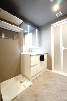 【独立洗面台】 | 【上質リノベ】舟入中町パーク・ホームズ | 【パウダールーム】
嬉しい、タオル掛け付きの2段可動式のリネンラック。
しかも装着が楽なワンタッチ式の給水栓！
洗濯機置場はドラム式の洗濯機も入るサイズですが、
お手持ちのサイズが入るか要確認です！